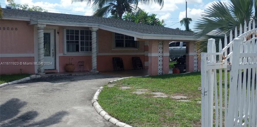 House in Miami Gardens, Florida 3 bedrooms, 137.5 sq.m. № 1235171