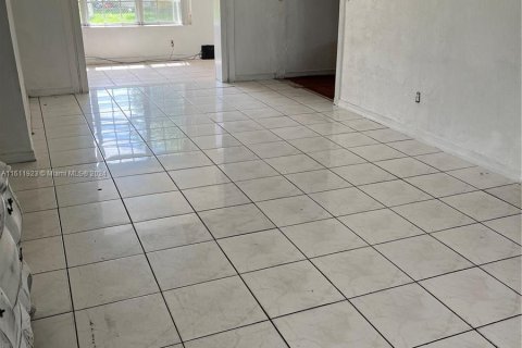 Casa en venta en Miami Gardens, Florida, 3 dormitorios, 137.5 m2 № 1235171 - foto 2