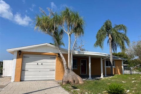 House in Holiday, Florida 2 bedrooms, 101.82 sq.m. № 1405156 - photo 1