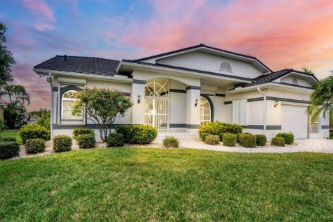 Villa ou maison à vendre à Punta Gorda, Floride: 3 chambres, 222.59 m2 № 964347 - photo 1