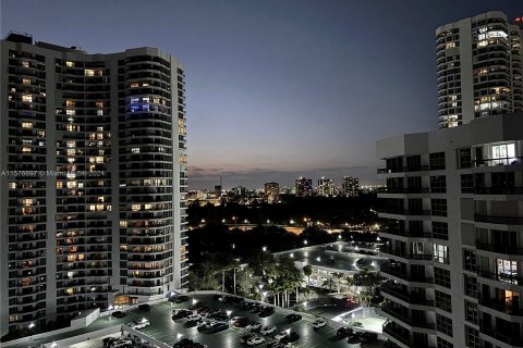 Condo in Aventura, Florida, 4 bedrooms  № 1145294 - photo 9