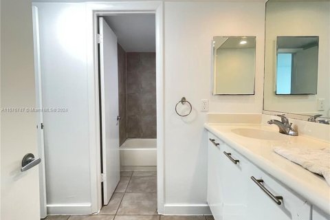 Condo in Miami, Florida, 1 bedroom  № 1145292 - photo 12