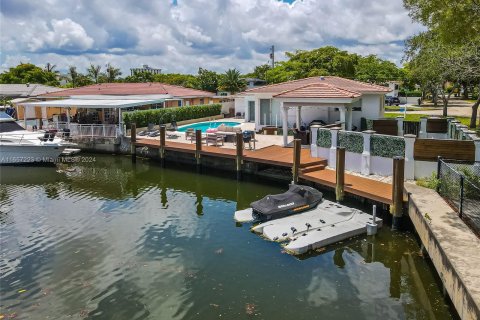 Villa ou maison à louer à North Miami, Floride: 3 chambres, 172.05 m2 № 1358471 - photo 5