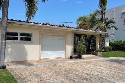 Villa ou maison à louer à North Miami, Floride: 4 chambres, 169.55 m2 № 1358470 - photo 1