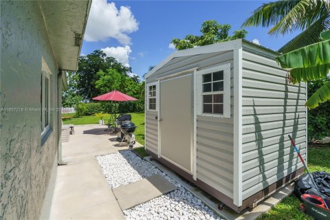 Villa ou maison à louer à Tamarac, Floride: 2 chambres, 121.24 m2 № 1358472 - photo 14