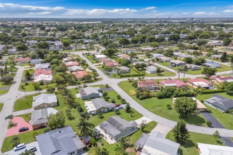 Villa ou maison à louer à Tamarac, Floride: 2 chambres, 121.24 m2 № 1358472 - photo 19