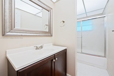 Condo in Coral Springs, Florida, 2 bedrooms  № 1401536 - photo 17