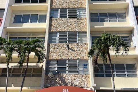 Condo in Hallandale Beach, Florida, 1 bedroom  № 1347652 - photo 1