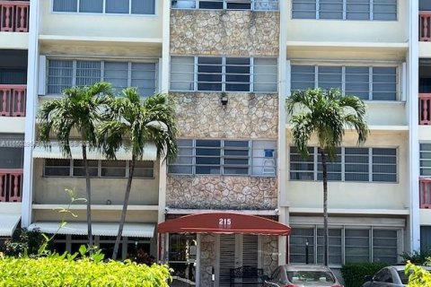 Condo in Hallandale Beach, Florida, 1 bedroom  № 1347652 - photo 22