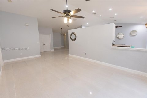 House in Pembroke Pines, Florida 4 bedrooms, 190.36 sq.m. № 1347633 - photo 9