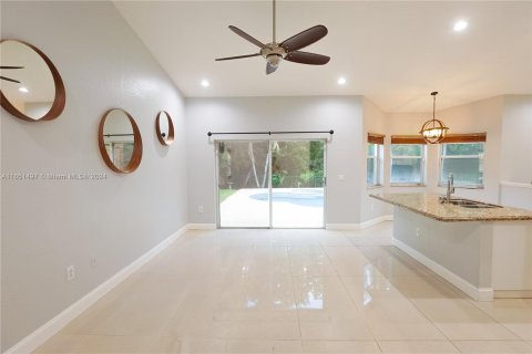 House in Pembroke Pines, Florida 4 bedrooms, 190.36 sq.m. № 1347633 - photo 12