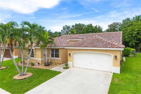 House in Pembroke Pines, Florida 4 bedrooms, 190.36 sq.m. № 1347633 - photo 1