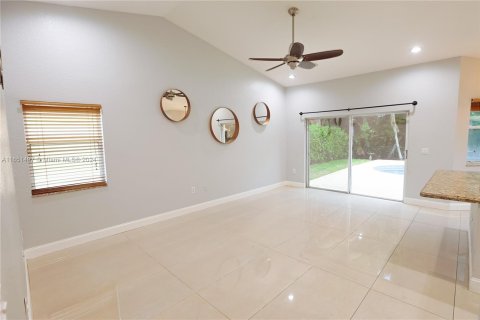 House in Pembroke Pines, Florida 4 bedrooms, 190.36 sq.m. № 1347633 - photo 11