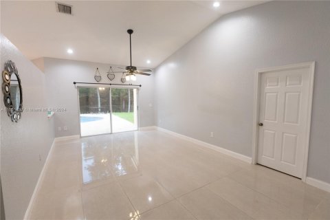 House in Pembroke Pines, Florida 4 bedrooms, 190.36 sq.m. № 1347633 - photo 4