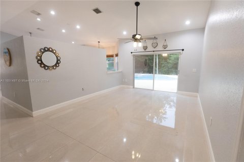 House in Pembroke Pines, Florida 4 bedrooms, 190.36 sq.m. № 1347633 - photo 6