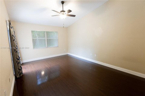 House in Pembroke Pines, Florida 4 bedrooms, 190.36 sq.m. № 1347633 - photo 19