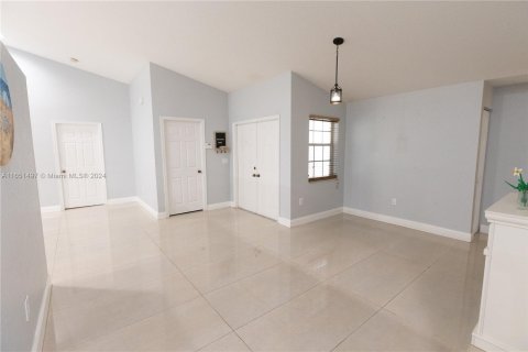 House in Pembroke Pines, Florida 4 bedrooms, 190.36 sq.m. № 1347633 - photo 8