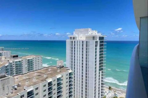 Condominio en venta en Hollywood, Florida, 1 dormitorio, 80.73 m2 № 1081181 - foto 1