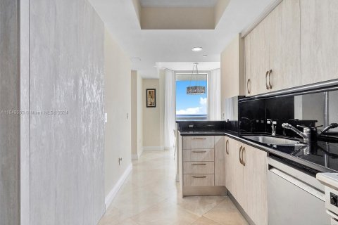 Condo in Sunny Isles Beach, Florida, 3 bedrooms  № 1345364 - photo 23