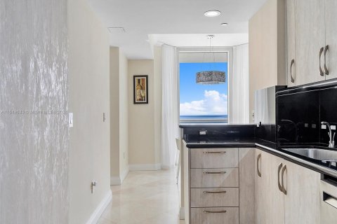 Condo in Sunny Isles Beach, Florida, 3 bedrooms  № 1345364 - photo 24