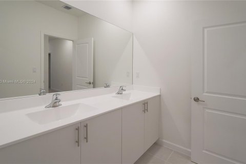 Casa en venta en Miami, Florida, 5 dormitorios, 281.77 m2 № 1321271 - foto 24