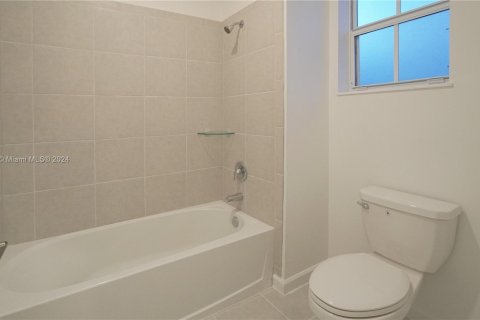 Casa en venta en Miami, Florida, 5 dormitorios, 281.77 m2 № 1321271 - foto 23