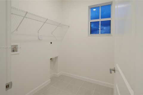 House in Miami, Florida 5 bedrooms, 281.77 sq.m. № 1321271 - photo 20