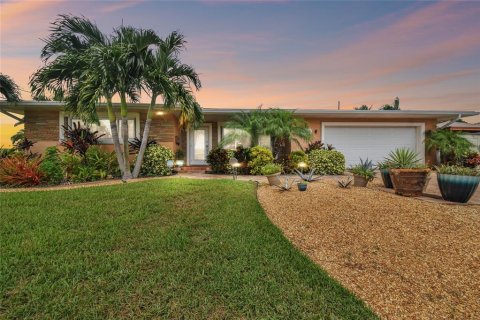 Casa en venta en Saint Petersburg, Florida, 3 dormitorios, 200.76 m2 № 1344337 - foto 1