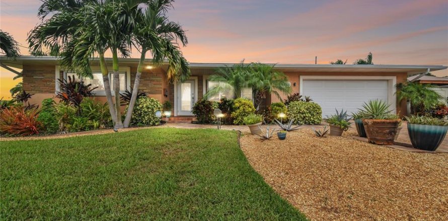 House in Saint Petersburg, Florida 3 bedrooms, 200.76 sq.m. № 1344337