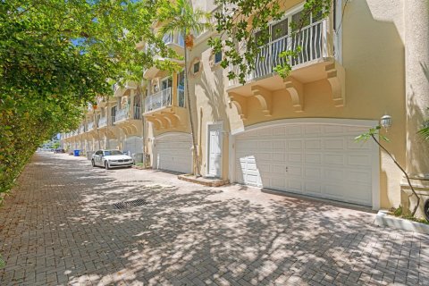 Townhouse in Pompano Beach, Florida 3 bedrooms, 183.48 sq.m. № 1141558 - photo 6