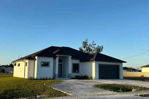 Casa en venta en Cape Coral, Florida, 4 dormitorios, 161.19 m2 № 1008028 - foto 1