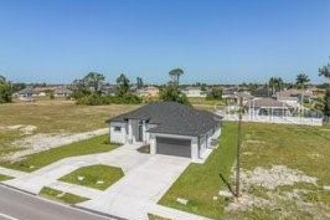 House in Cape Coral, Florida 4 bedrooms, 161.19 sq.m. № 1008028 - photo 29