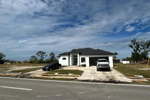 House in Cape Coral, Florida 4 bedrooms, 161.19 sq.m. № 1008028 - photo 2