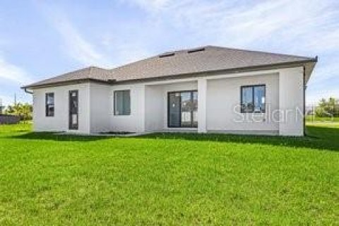 House in Cape Coral, Florida 4 bedrooms, 161.19 sq.m. № 1008028 - photo 27