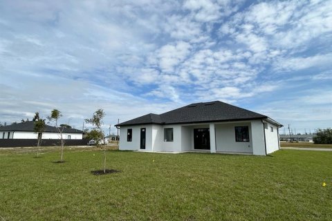 House in Cape Coral, Florida 4 bedrooms, 161.19 sq.m. № 1008028 - photo 21