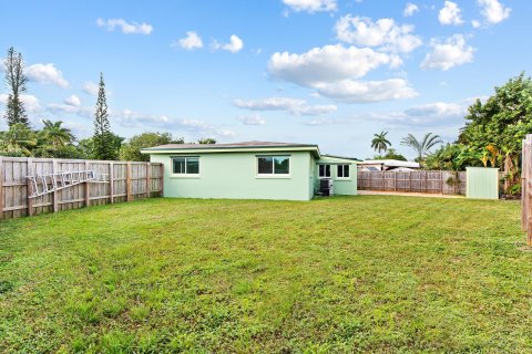 House in Wilton Manors, Florida 3 bedrooms, 142.05 sq.m. № 786720 - photo 2