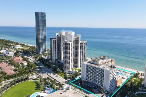 Studio in the Condo in Sunny Isles Beach, Florida  № 1294983 - photo 1