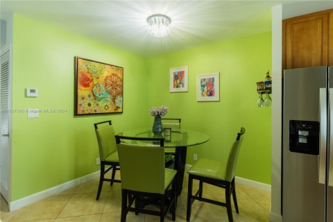 Condo in Hollywood, Florida, 2 bedrooms  № 1310189 - photo 4