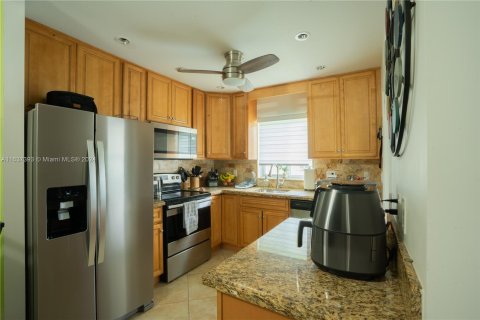 Condo in Hollywood, Florida, 2 bedrooms  № 1310189 - photo 15