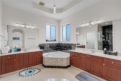 Casa en venta en Miami, Florida, 5 dormitorios, 256.97 m2 № 1315579 - foto 10