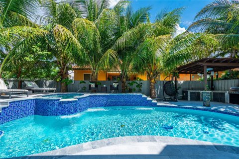 Casa en venta en Miami, Florida, 5 dormitorios, 256.97 m2 № 1315579 - foto 17