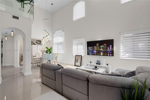 Casa en venta en Miami, Florida, 5 dormitorios, 256.97 m2 № 1315579 - foto 3