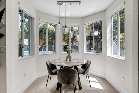 Casa en venta en Miami, Florida, 5 dormitorios, 256.97 m2 № 1315579 - foto 5