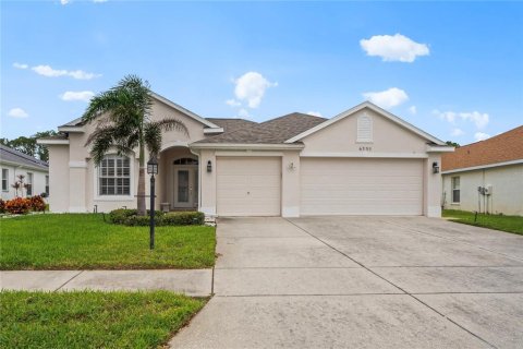 House in New Port Richey, Florida 4 bedrooms, 206.8 sq.m. № 1405093 - photo 1