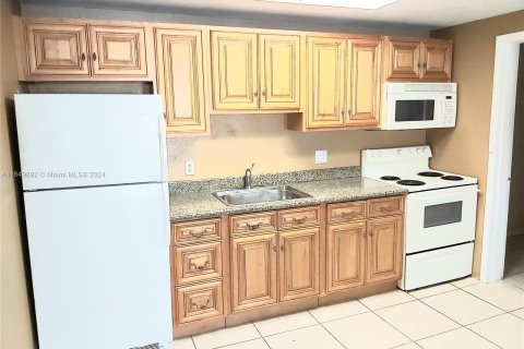 Condominio en alquiler en Tamarac, Florida, 1 dormitorio, 51.1 m2 № 1332761 - foto 2