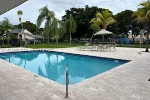 Adosado en venta en Miami, Florida, 2 dormitorios, 105.72 m2 № 1418803 - foto 1