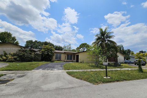 House in Sunrise, Florida 5 bedrooms, 124.49 sq.m. № 1013438 - photo 24