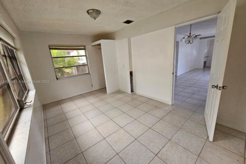 House in Sunrise, Florida 5 bedrooms, 124.49 sq.m. № 1013438 - photo 15