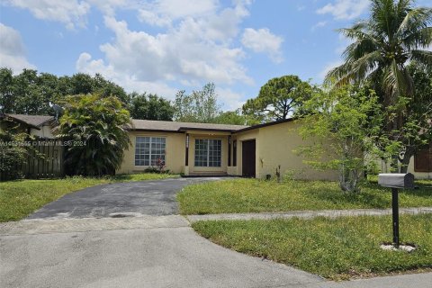 House in Sunrise, Florida 5 bedrooms, 124.49 sq.m. № 1013438 - photo 1