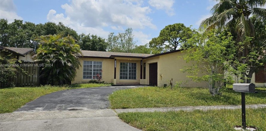 House in Sunrise, Florida 5 bedrooms, 124.49 sq.m. № 1013438